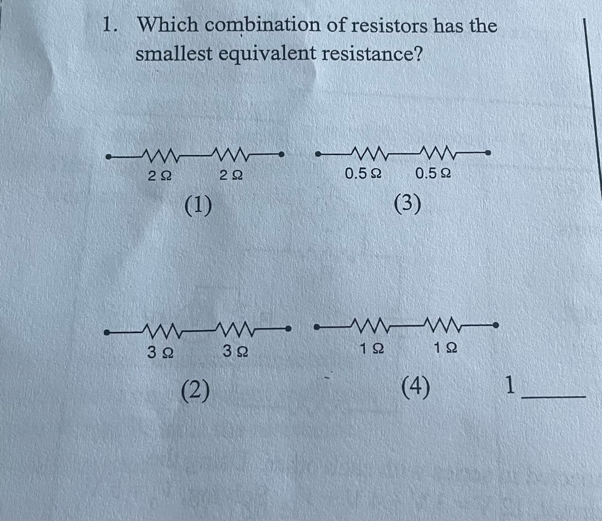 1. Which combination of resistors has the
smallest equivalent resistance?
0.52
0.52
(1)
(3)
w -
3Ω
(2)
(4)
1
