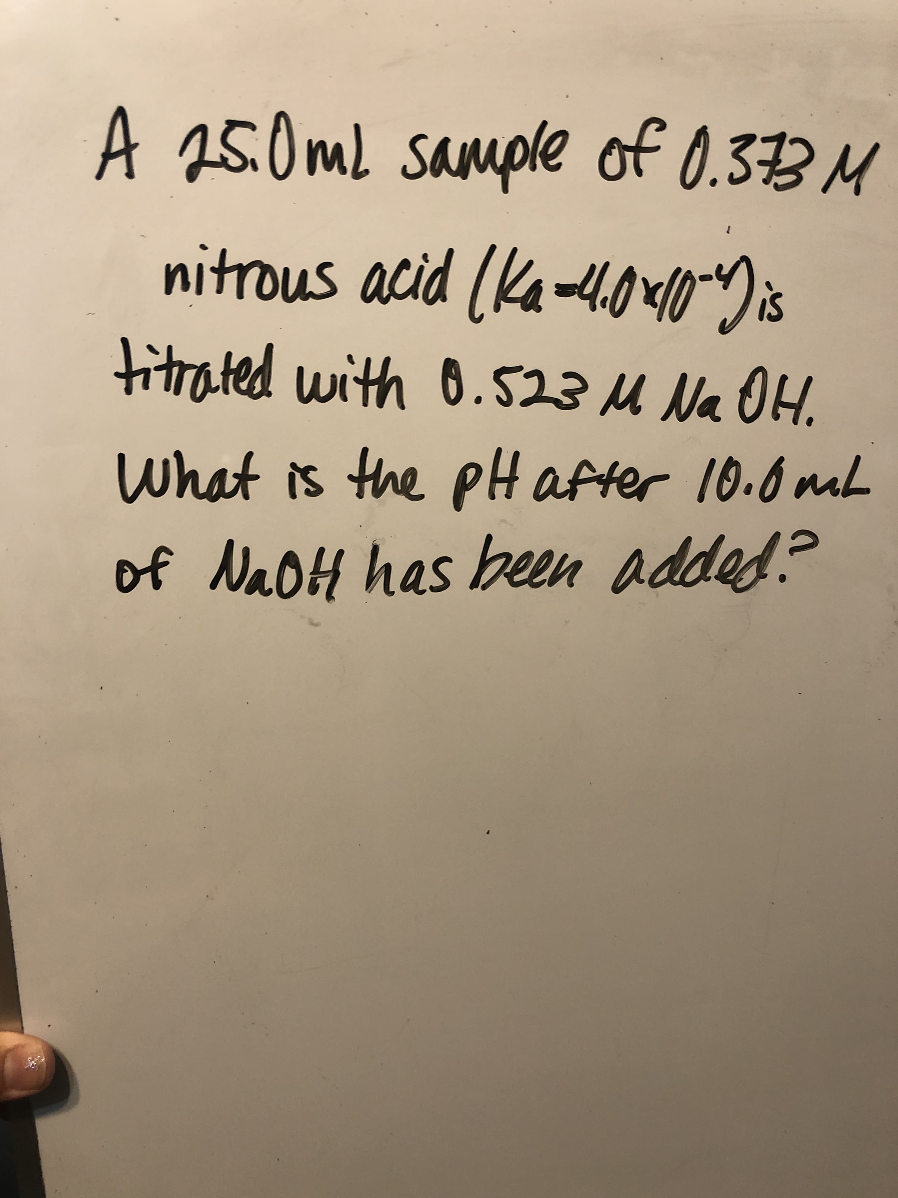 A 25.0mL sample of 0.33 M
nitrous acid (Ka-ho10)is
titrated with 0.523 M Na OH.
What is the pH after 10.0 mL
of NAOH has been added?
