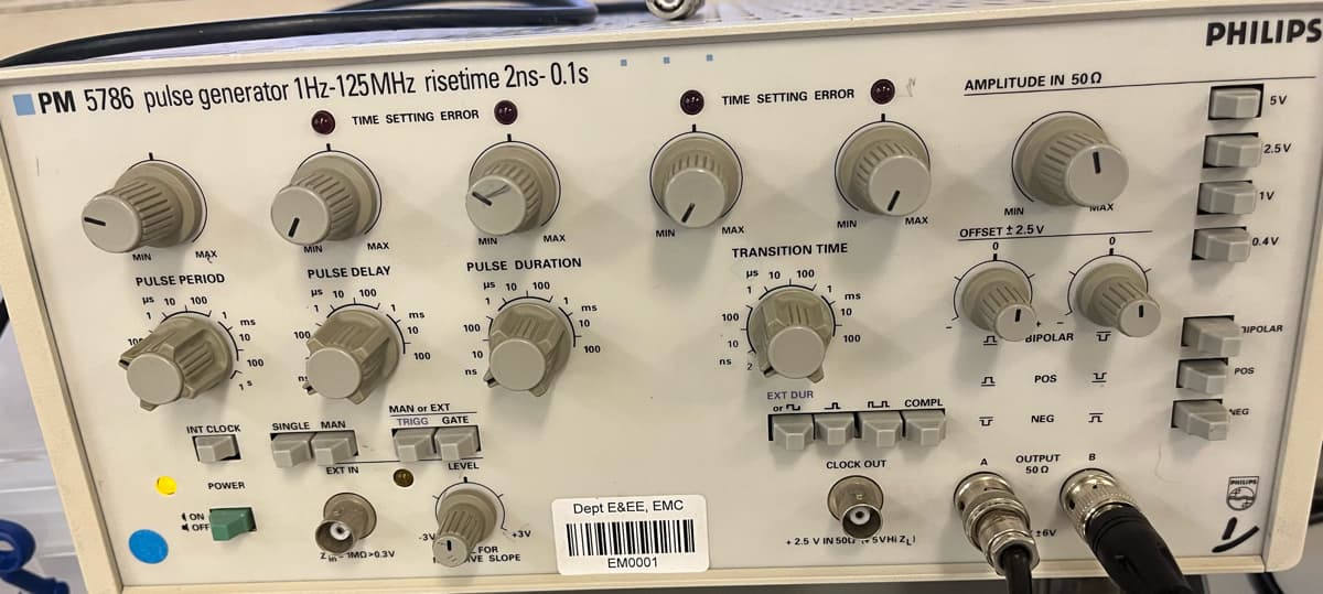 PM 5786 pulse generator 1Hz-125MHz risetime 2ns-0.1s
TIME SETTING ERROR
MAX
PULSE PERIOD
us 10 100
1
MIN
100
(ON
ms
10
INT CLOCK
OFF
15
POWER
100
MIN
MAX
PULSE DELAY
100
us 10
1
100
n
SINGLE MAN
EXT IN
ms
10
Zin-1MD-0.3V
100
MAN or EXT
-3V
MIN
PULSE DURATION
us 10 100
1
100
TRIGG GATE
ns
10
LEVEL
+3V
MAX
FOR
AVE SLOPE
"
ms
10
100
MIN
Dept E&EE, EMC
EM0001
of
TIME SETTING ERROR
MAX
TRANSITION TIME
us 10
1
100
10
ns
2
100
MIN
EXT DUR
or
ms
10
f
100
M
CLOCK OUT
f
MAX
COMPL
+2.5 V IN 500 SVHIZL)
AMPLITUDE IN 500
MIN
OFFSET ± 2.5 V
0
л
л
T
A
BIPOLAR
POS
NEG
OUTPUT
500
16V
MAX
T
บ
л
0
B
PHILIPS
505ம் டடம்
POS
VEG
5V
2.5V
0.4V
31POLAR
PHILIPS
1V