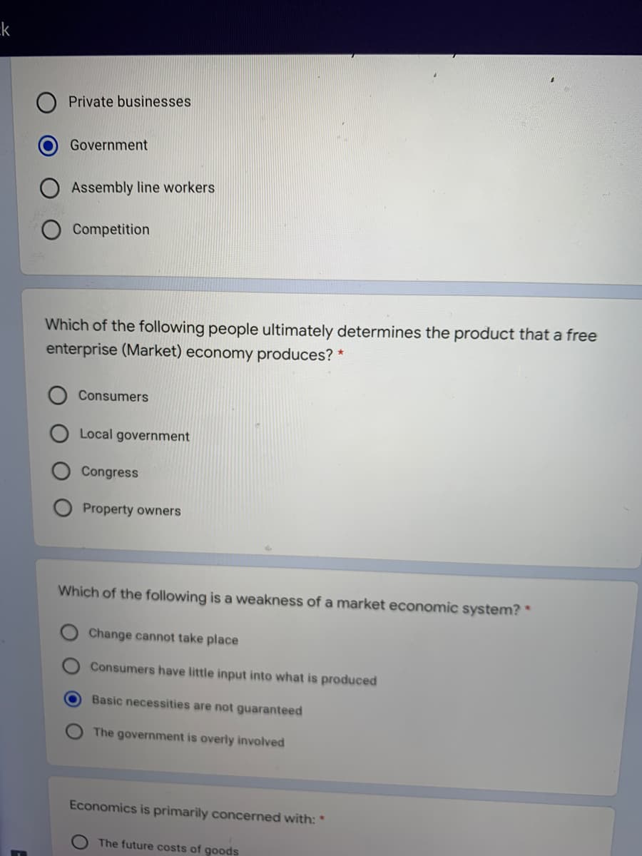 Which of the following people ultimately determines the product that a free
enterprise (Market) economy produces?
O Consumers
O Local government
Congress
Property owners
